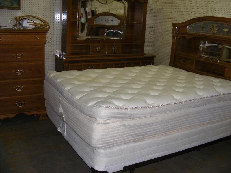 lot 502 image: Queen Sized Bedroom Set