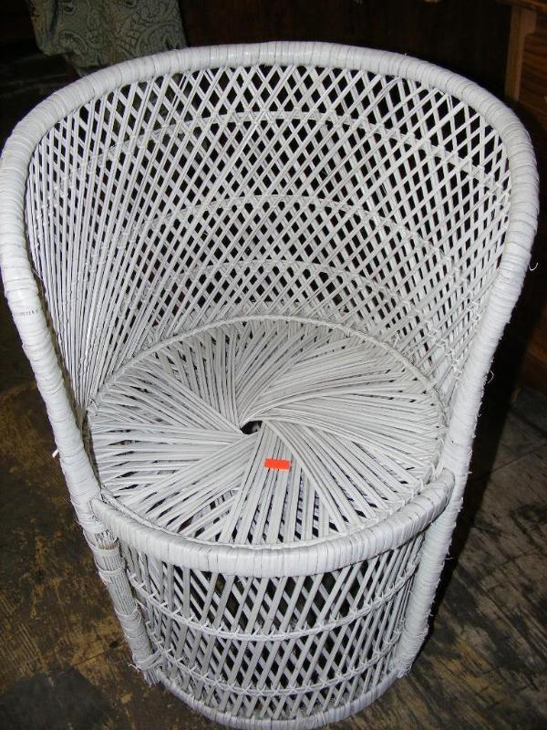 lot 526 image: Small Whicker Chair approx 20 tal...