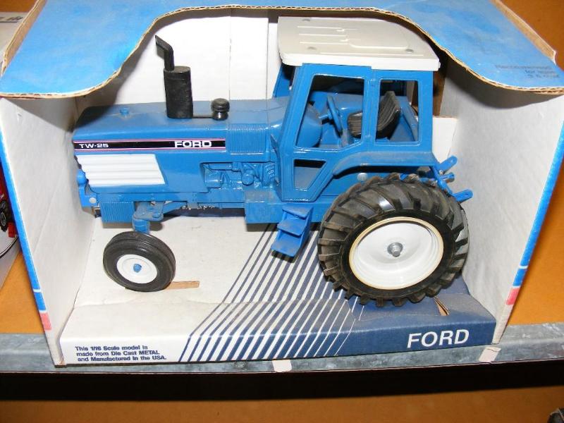 lot 563 image: Ford TW-25 Tractor, 116 scale die ...