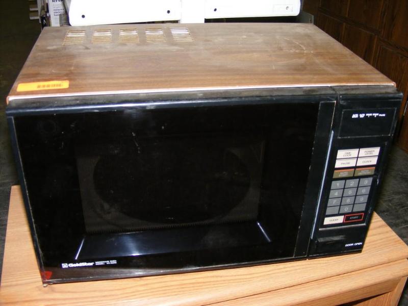 lot 570 image: Gold Star Microwave...