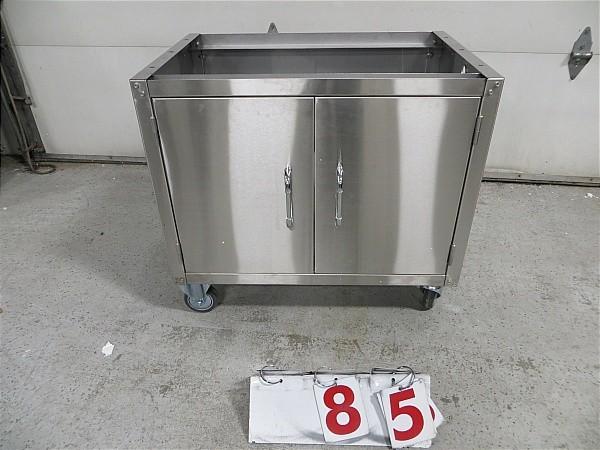 lot 85 image: Bull Lonestar Select LP Grill Cart....