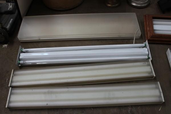 Lot of 4 foot florescent&nbspligh...