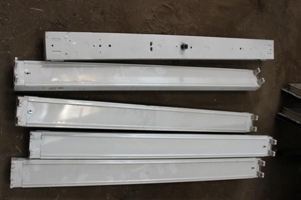 Lot of 3   4 foot florescent light...