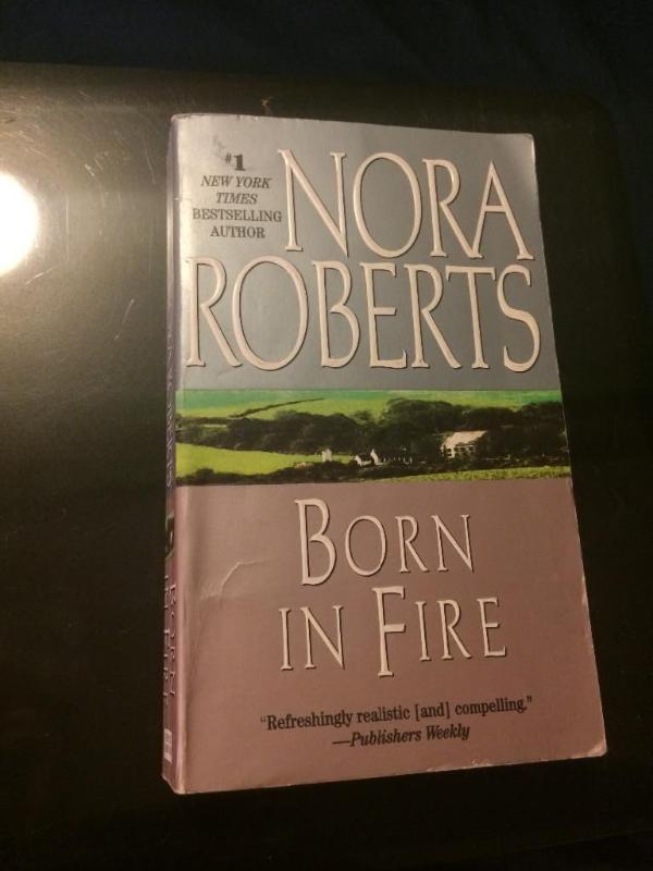 Nora Roberts Born in fire...