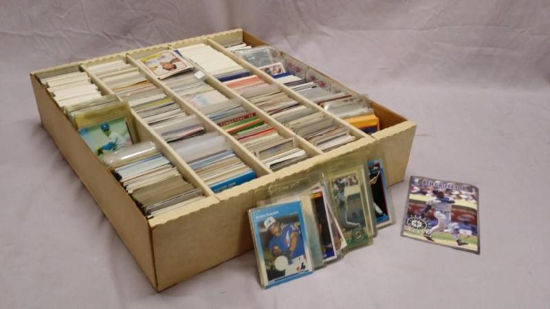 lot 101 image: 3500  Baseball Cards. Coolstuff...