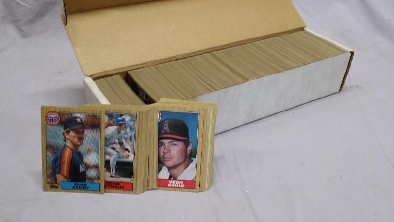 lot 163 image: Box of approx 700 Topps Baseball ca...
