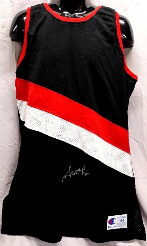 lot 4 image: Scottie Pippen Jersey