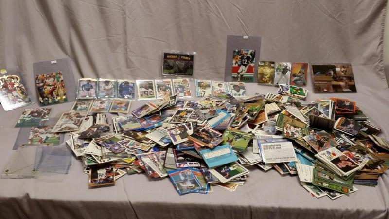 lot 99 image: 1000s of Baseball, Hockey, Footbal...