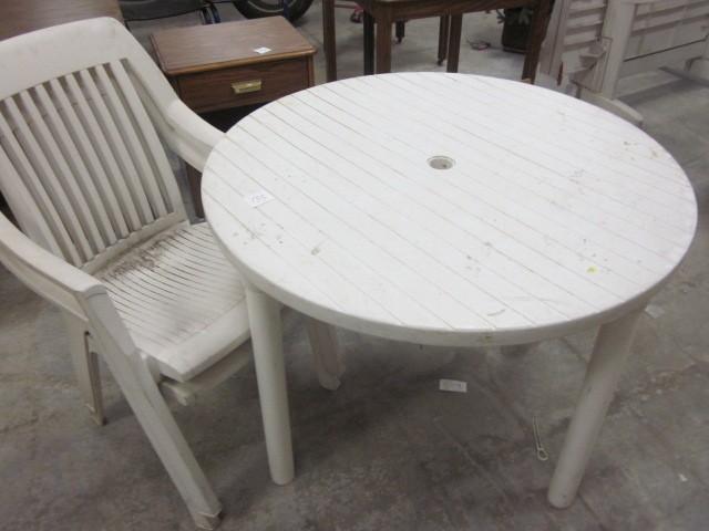 Outdoor plastic round table with (2...