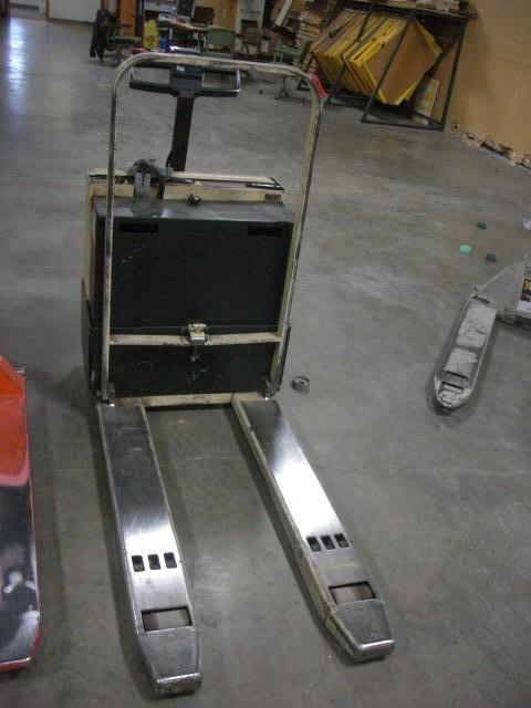 lot 21 image: Electric Pallet Mover