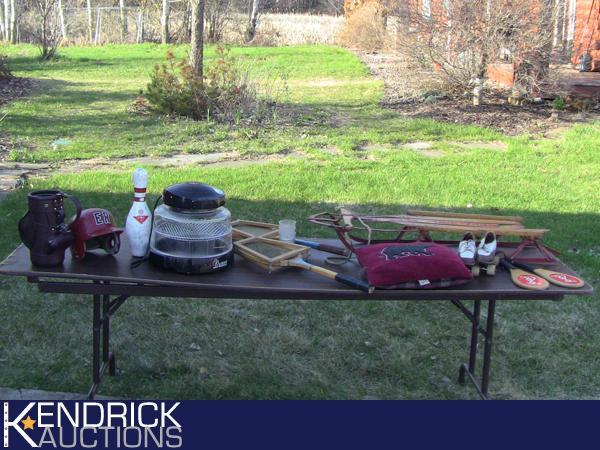 lot 43 image: Large Lot of Miscellaneous Collectible and Decor Items