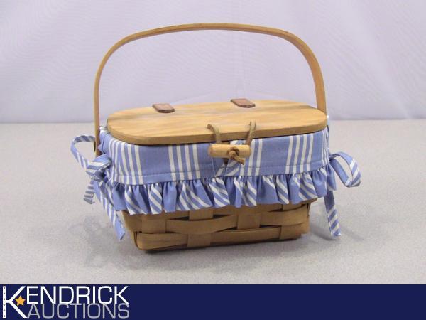 lot 48 image: Longaberger Small Purse Basket
