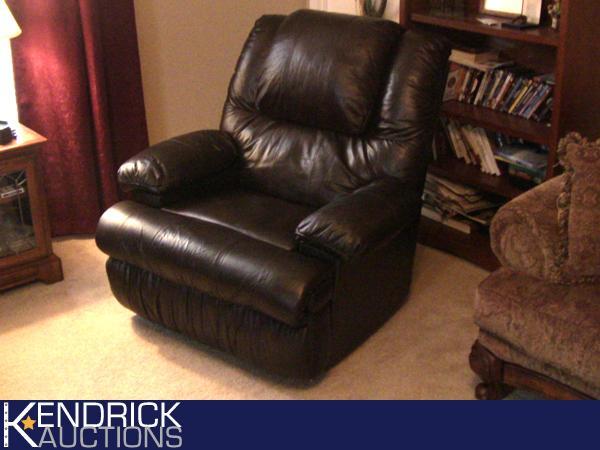 lot 7 image: Newer Slumberland Leather Heated and Massaging Reclining Chair