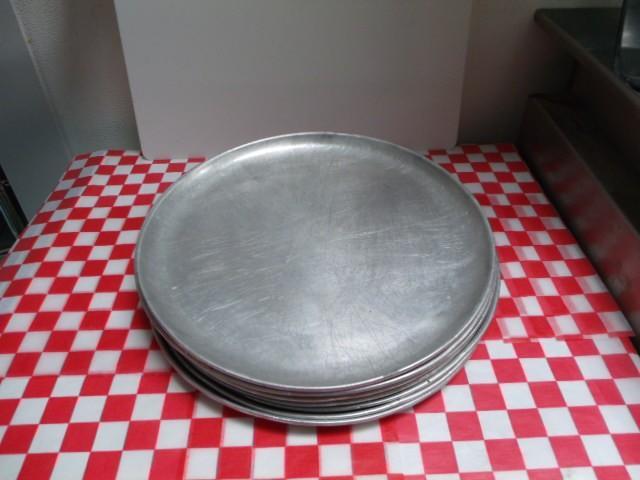lot 10 image: 9 - 13 Metal Pizza Trays