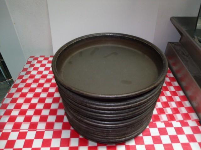 lot 11 image: 16 - 10 Metal Deep Dish Pizza Pans