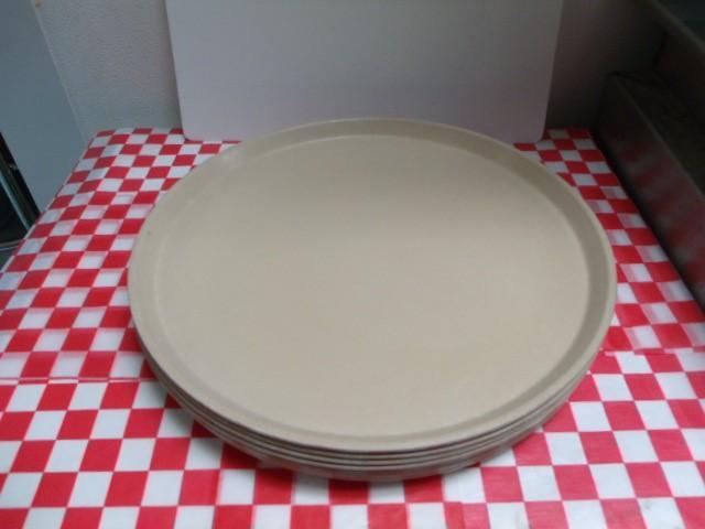 lot 8 image: 8 - 16 Plastic Pizza Trays