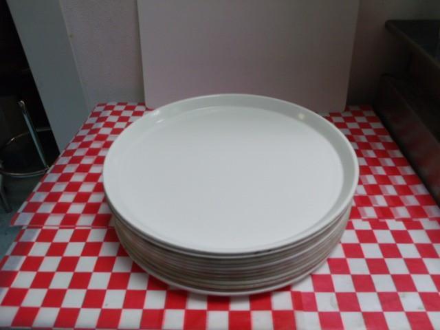 lot 9 image: 12 - 14 Plastic Pizza Trays