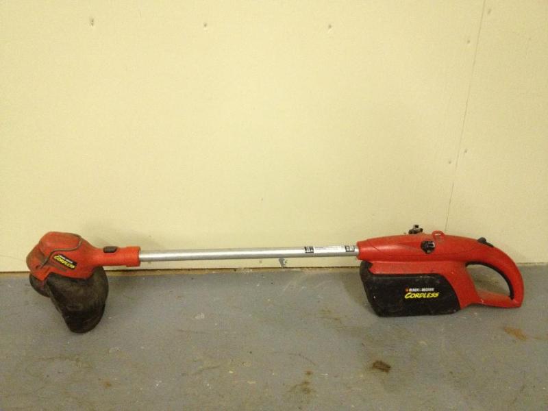 lot 106 image: Black and Decker Weed Whacker