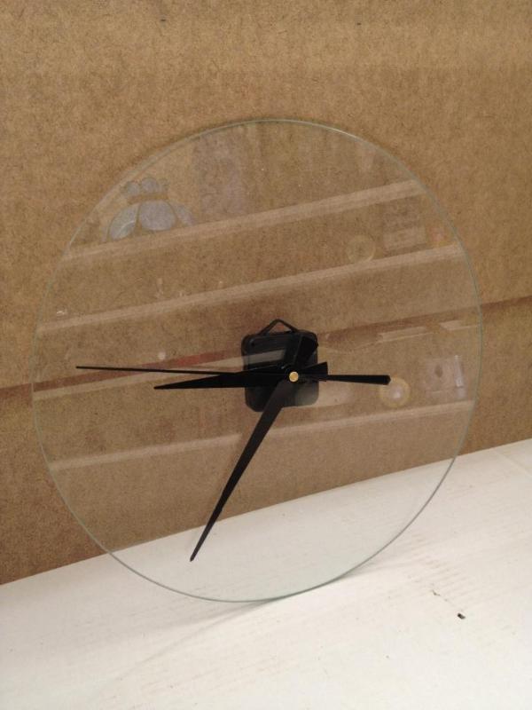 lot 26 image: Clear Glass Clock