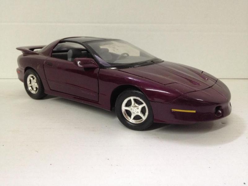lot 38 image: ERTL 118 1996 Pontiac Firebird, nice condition, good detail