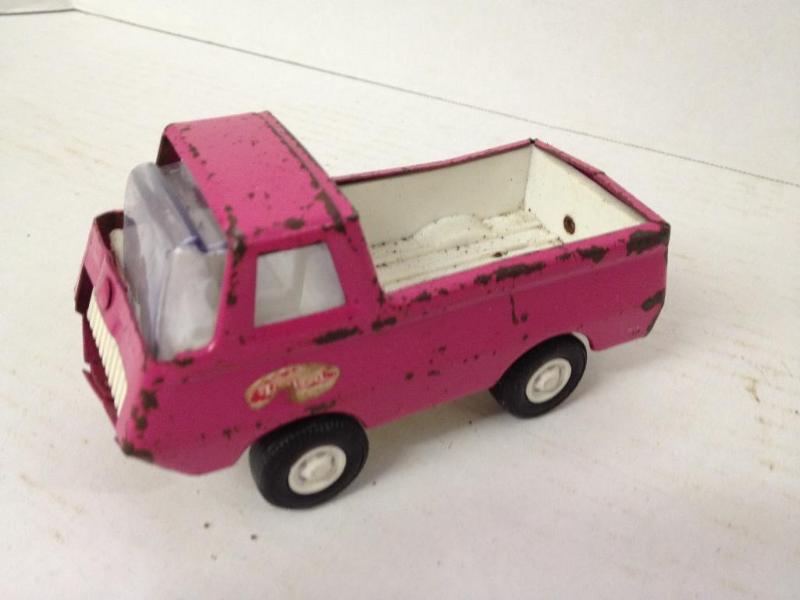 lot 39 image: Pink Tonka Truck