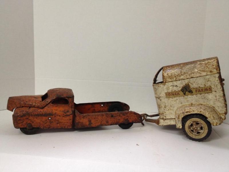 lot 45 image: Antique Toy Tin Truck and Horse Trailer