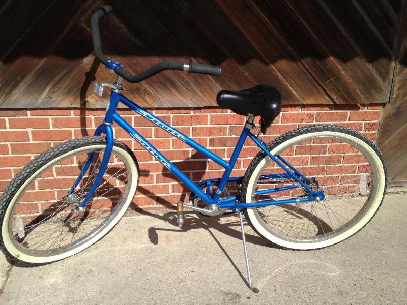 lot 5 image: Newer Schwinn Cruiser Bicycle