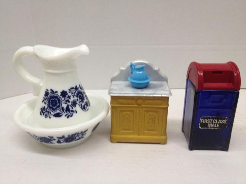 lot 67 image: Avon Collecibles