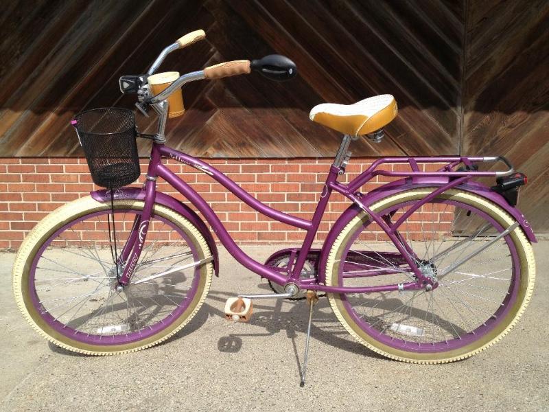 lot 7 image: Huffy Nel Lusso Womans Bicycle