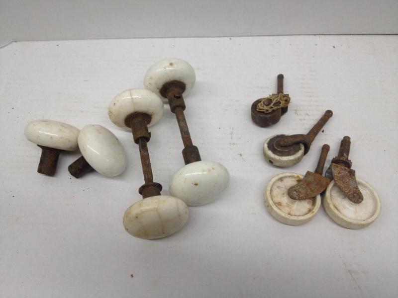 lot 71 image: Lot of Milk Glass Door Knobs and Hardware