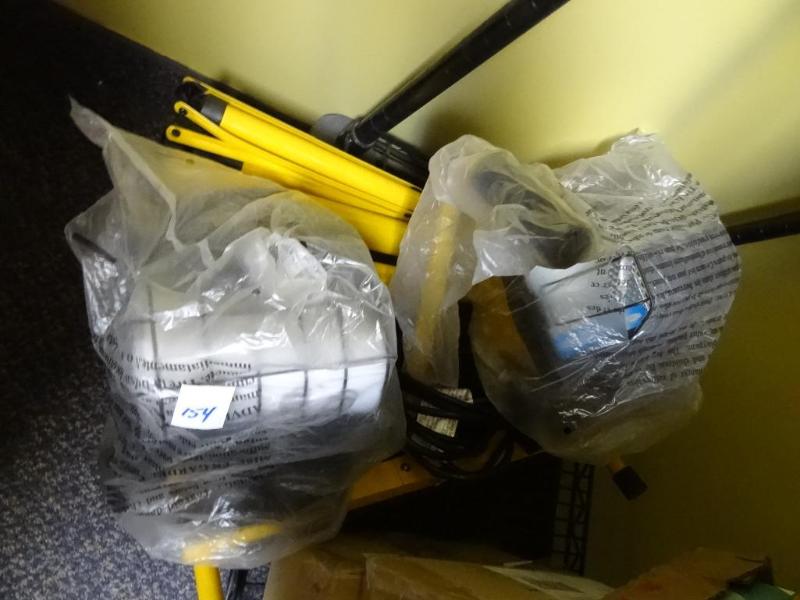 lot 154 image: New dual halogen work light kit wit...