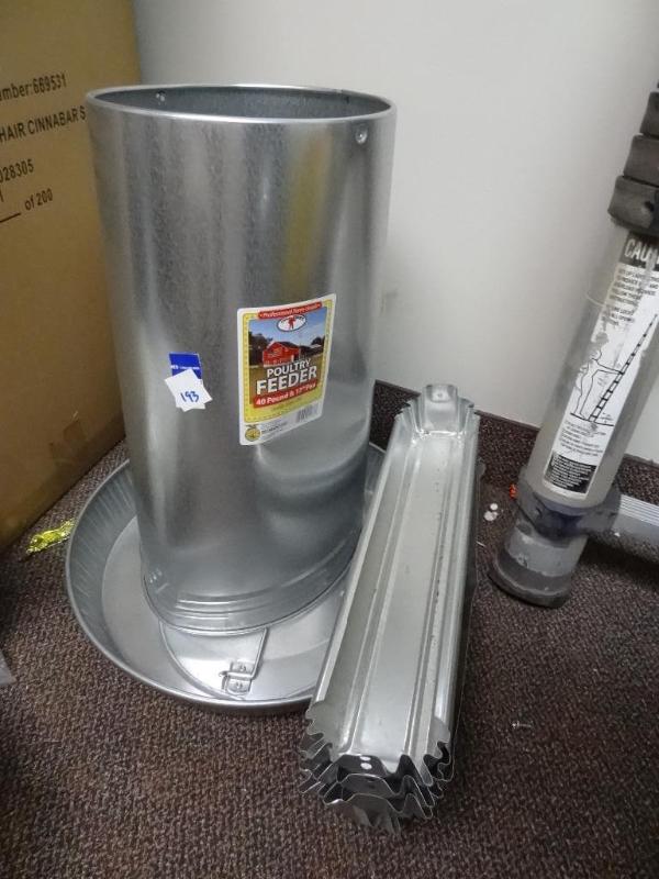 lot 193 image: New Poultry feeder  40 lb with 17 ...