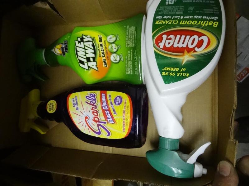 lot 238 image: New Comet Bathroom Cleaner 32 oz, L...