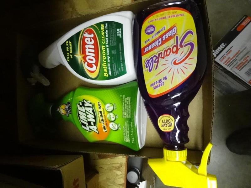 lot 239 image: New Comet Bathroom Cleaner 32 oz, L...