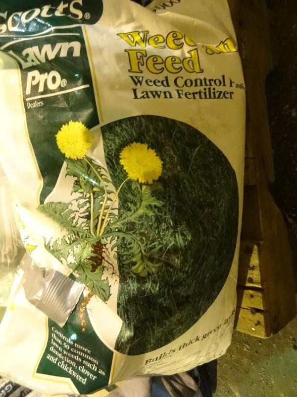 lot 282 image: Approx 42 lbs Scotts lawn pro weed ...