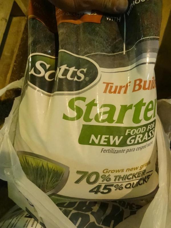 lot 283 image: Approx 15 lbs Scotts turf builder s...