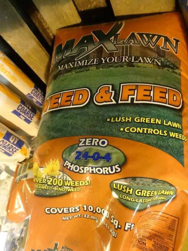 lot 290 image: Approx 32 lbs Maxlawn weed and feed...