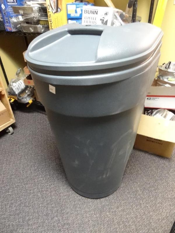lot 61 image: New Commercial Grade 50 gal trash c...