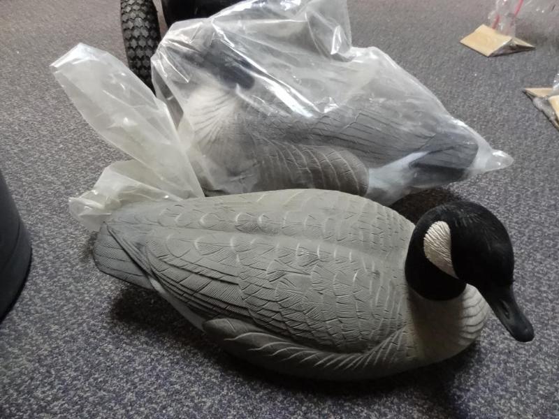 lot 86 image: Qty 4 New goose decoys...