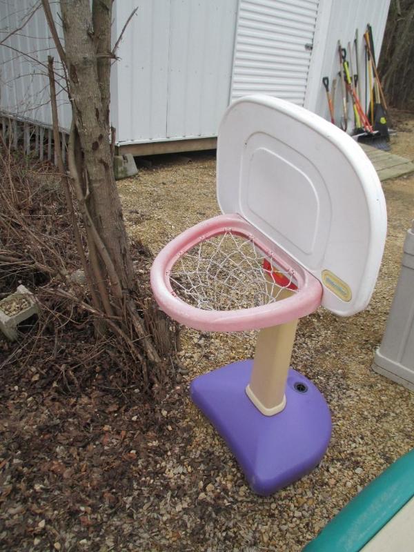 lot 10 image: Little Tikes Basketball Hoop