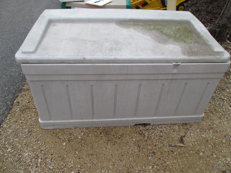 lot 11 image: Suncast Plastic Storage Bin