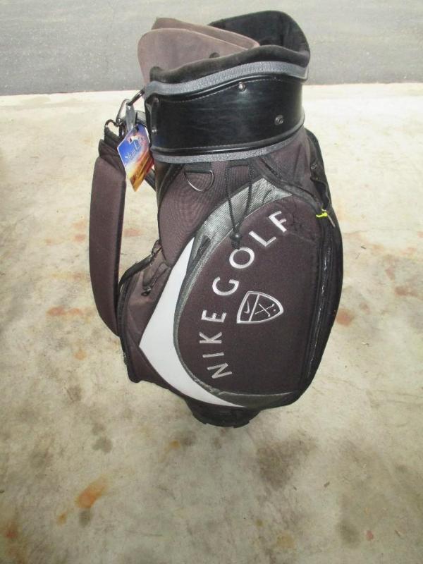 lot 18 image: Nike Golf Bag