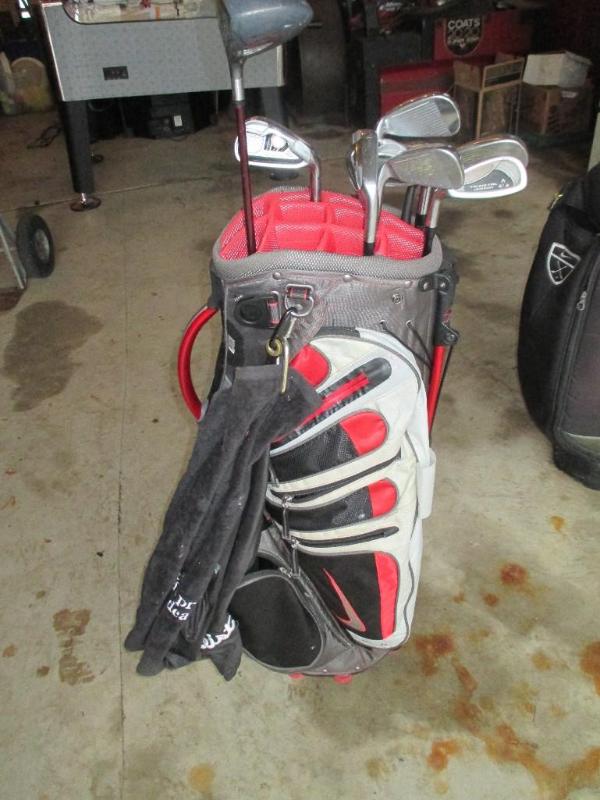 lot 19 image: Golf Bag with Clubs