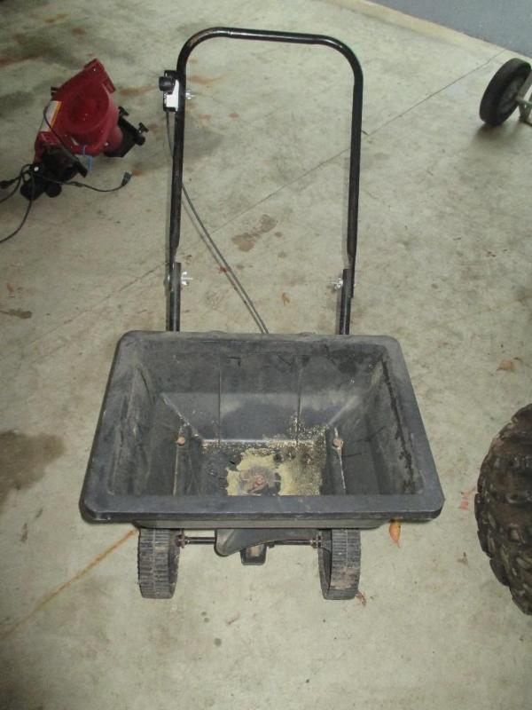 lot 26 image: Fertilizer Spreader