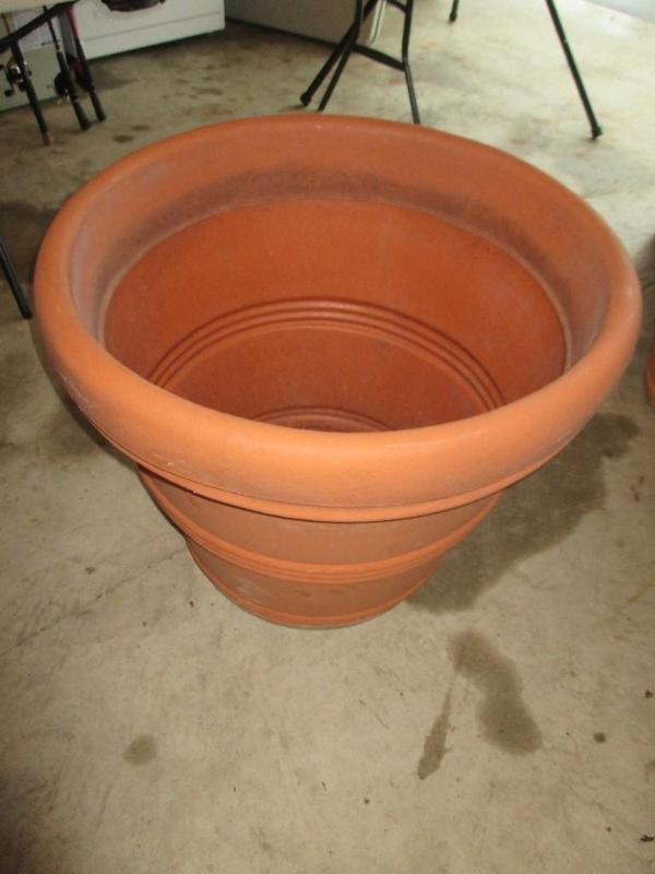 lot 28 image: Heavy Plastic Planter 30