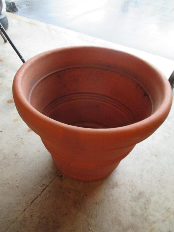 lot 29 image: Heavy Plastic Planter 30