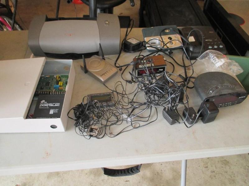 lot 40 image: Box of Electronics