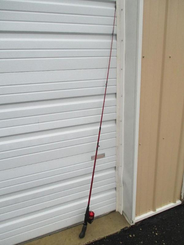 lot 46 image: Fish Bonz CC 2-56SC Pole & Real