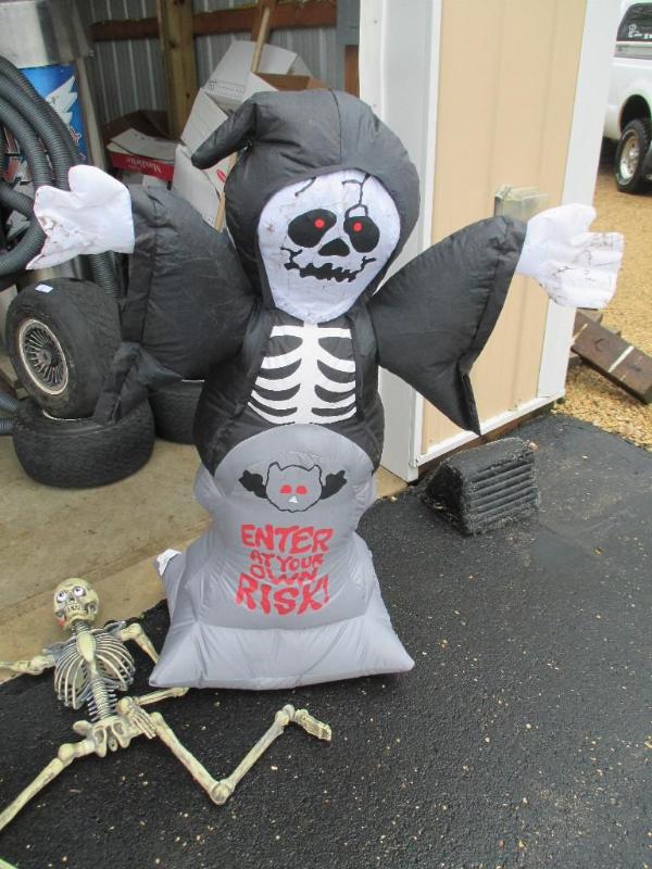 lot 52 image: Lot of Halloween