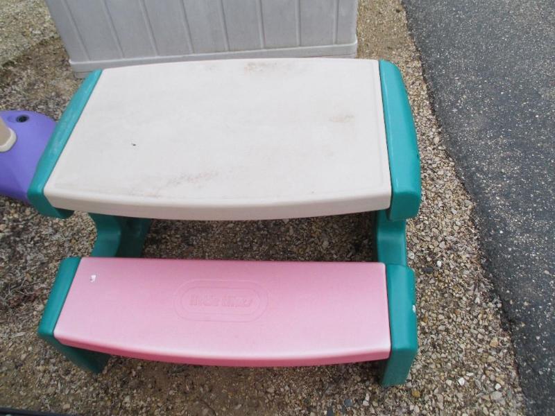 lot 9 image: Little Tikes Picnic Table